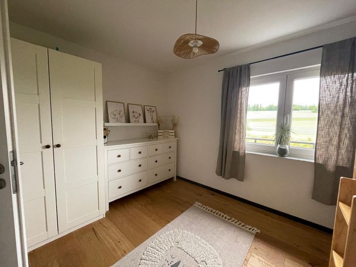 Modernisiertes Zweifamilienhaus mit 263 m² Wohnfläche, attraktiver Vermietungsperspektive – Kinderzimmer 2 - Haus