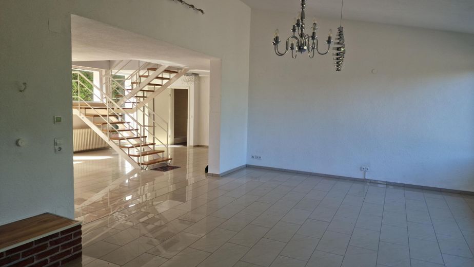 Villa en ubicación privilegiada de Wo-Herrnsheim con gran jardín A + – Wohnzimmer 