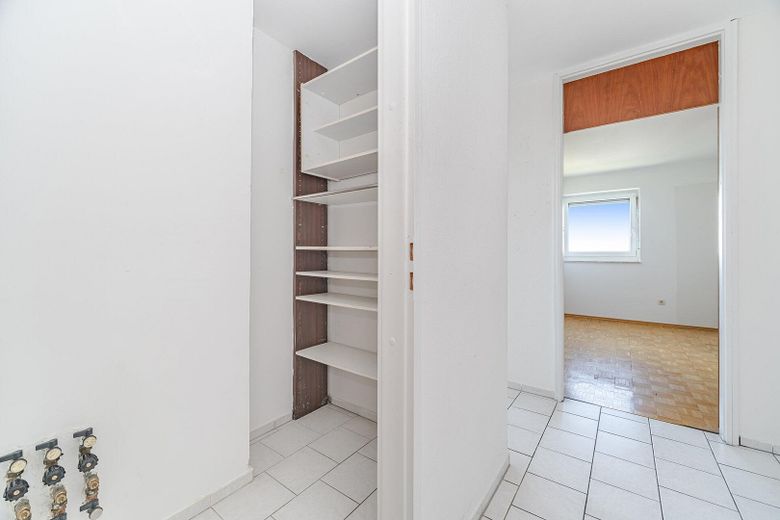 Bezugsfreie 3-Zimmer-Wohnung im 13. Obergeschoss mit zwei Balkonen und Alpenblick – Foto 8