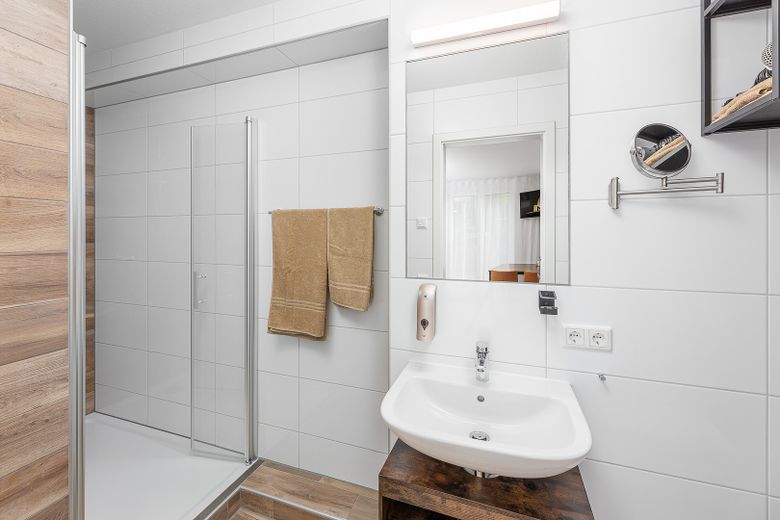 Neubau: vollmöblierte Businessapartments mit Panoramablick – Apartment 5 Duschbad