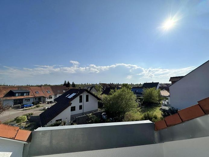 Kirrlach’ın hoş bir konumunda ankastre mutfak, çatı terası ve park yeri bulunan çatı katı dairesi (2. üst kat)! – Blick von der Dachterrasse