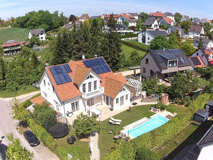 Südansicht mit Garten und Pool