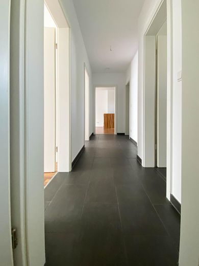 Lichtdurchflutete 3-Zimmer-Wohnung mit Westbalkon – Flur