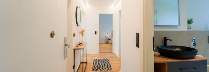 Erstbezug nach hochwertiger Sanierung – moderne 3-Zimmer-Wohnung mit Südbalkon – Eingangsbereich Flur