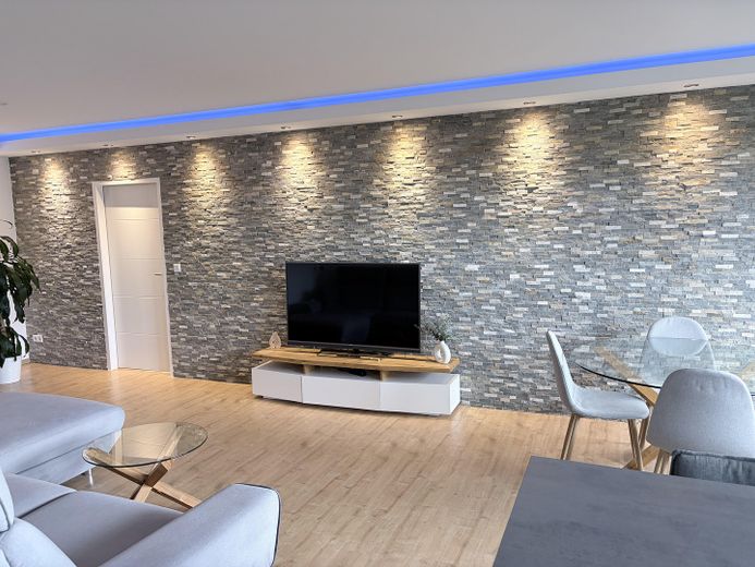 Vivienda moderna con balcón y plaza de aparcamiento en garaje subterráneo cerca del Rin – Wohnzimmer