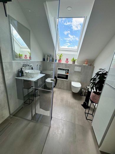 Exklusive 2-Zimmer Dachgeschosswohnung für Singles oder Paare – Bad