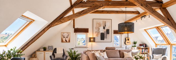 Toplage, helles Dachgeschoss mit Südbalkon und Einbauküche! – Wohnzimmer