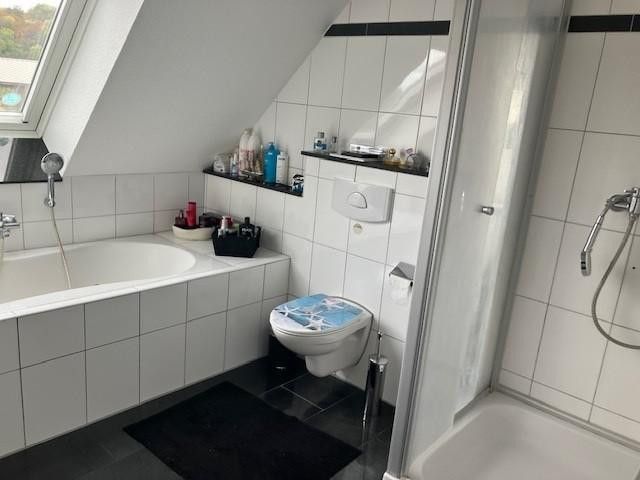 Bad mit Wanne und Dusche 