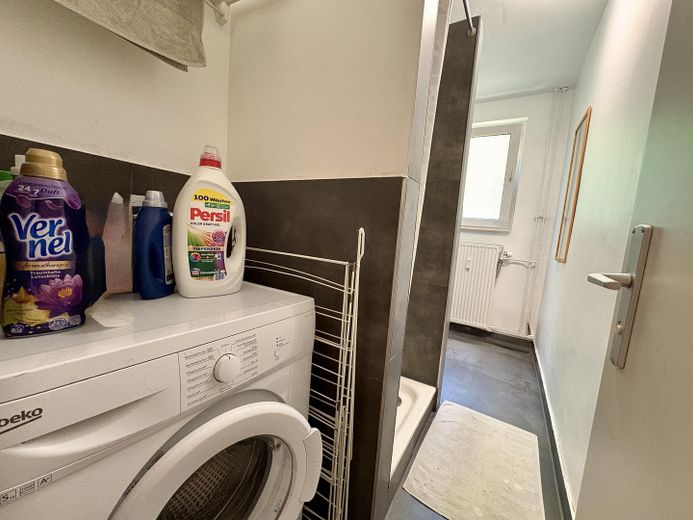 Renditestarke 3 Zimmer-Wohnung mit Balkon in einer sehr guten Lage zu verkaufen – Waschmaschine im Badezimmer