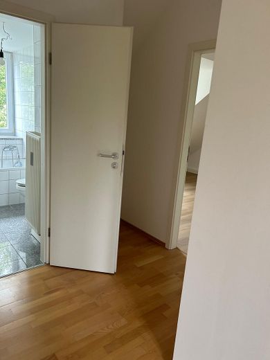 Odnowione 3-pokojowe mieszkanie na poddaszu (odpowiednie dla wspólnego mieszkania) – Diele