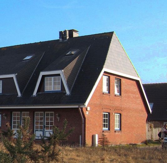List/Sylt: charmante Eigentumswohnung Obergeschoss (1.Stock) + DG – Aussenansicht