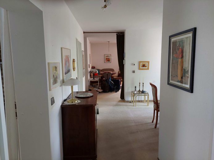 Freundliche 4-Zimmer Wohnung mit TG-Stellplatz in Steinheim am Albuch – zweiter Flur