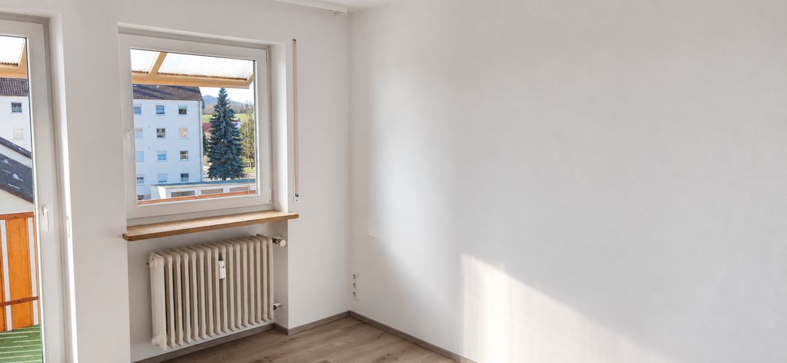 Helle Wohnung mit großzügigem Wohnbereich, Einbauküche, Balkon und eigener Garage – Foto 15