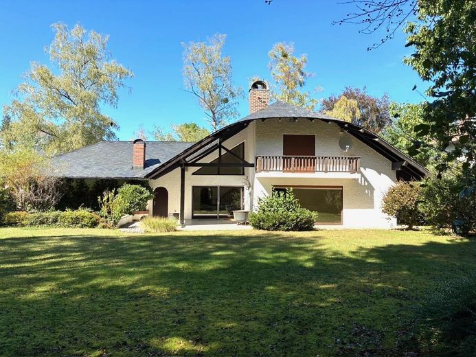 Geniş arsada kırma çatılı villa – Blick vom Garten