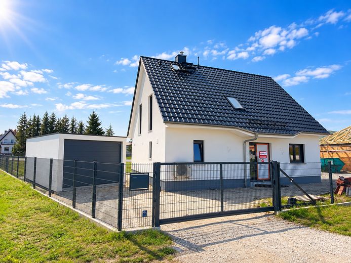 Jetzt zum Vorteilspreis: Modernes Landhaus inkl. Grundstück & Einbauküche – Eingangsbereich und Garage