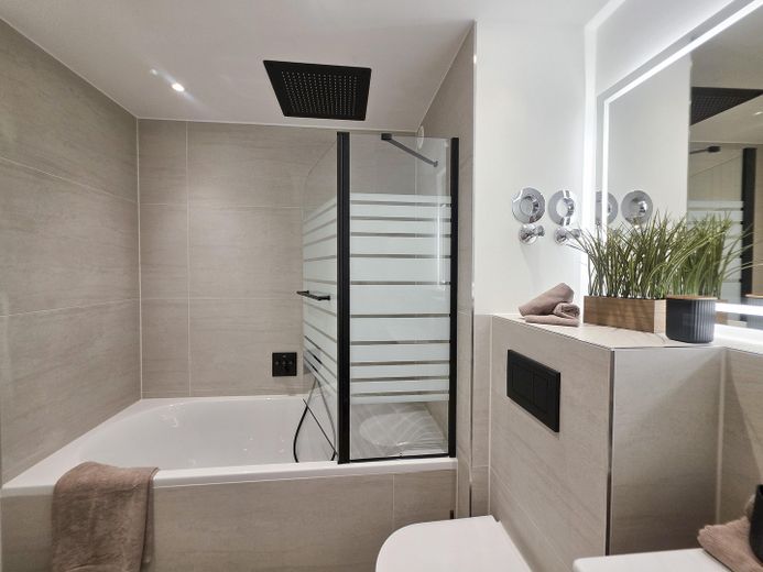 TOP RENOVIERTE UND KOMPLETT EINGERICHTETE 2,5-ZIMMER WOHNUNG IN SCHWABING WEST - PROVISIONSFREI – Bad m. Badewanne u. Regendusch