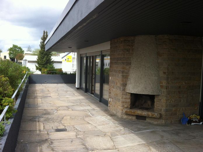 Ático con bienestar en 320 m² – Terrasse mit Kamin