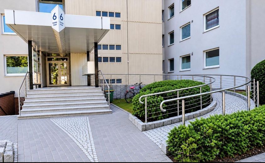 Hannover-Bemerode'un sakin ve seçkin konumunda cazip 3 odalı daire (72 m²) – Hauseingang