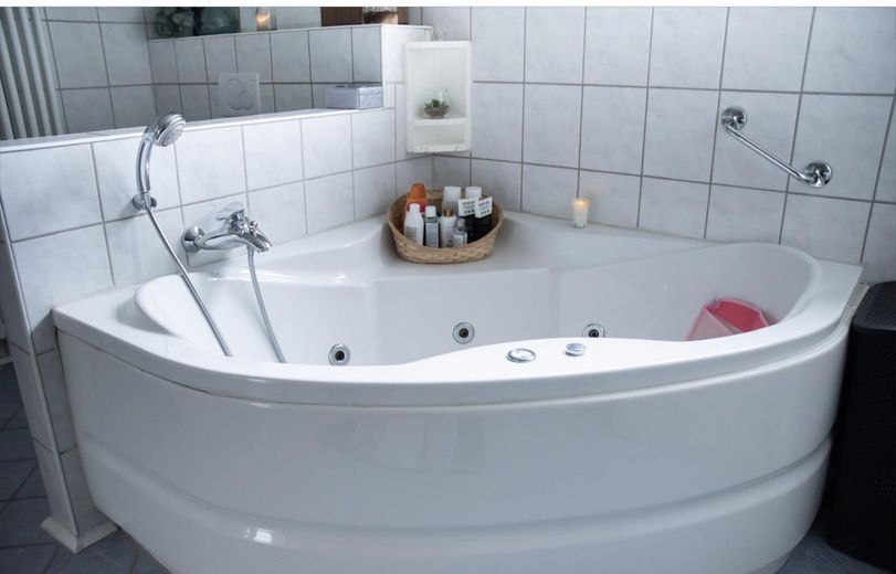 Exklusiver freistehender Bungalow mit Einliegerwohnung, Fernblick, Doppelgarage & großem Garten – Foto 8