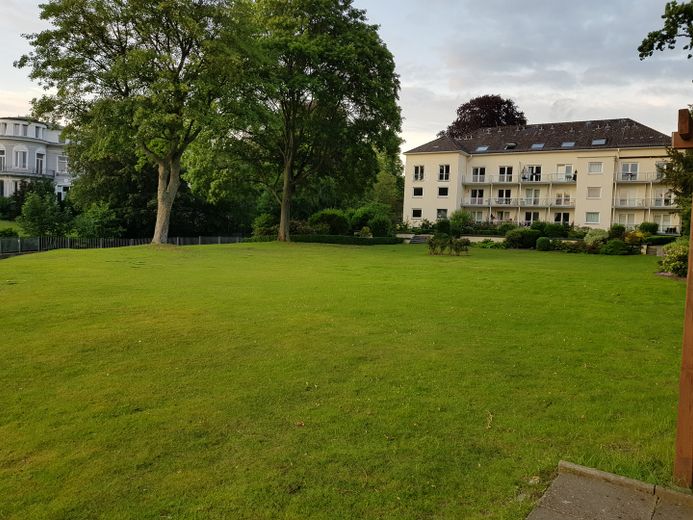 Kernsaniert: Appartement mit Balkon am Feenteich 2400 qm Garten S/W – Foto 2