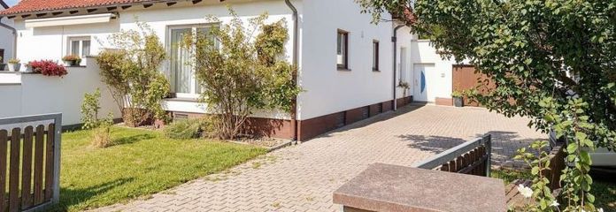 Dla osób kalkulujących, starsza połowa bliźniaka z mieszkaniem wydzielonym i działką o powierzchni 802 m²!! (z możliwością dalszej zabudowy), w Bobingen-Siedlung