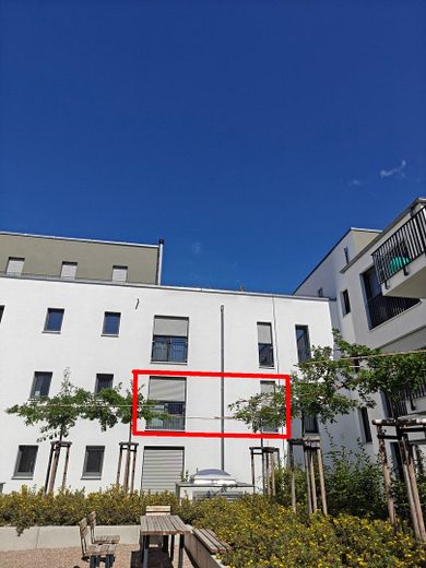 Construcción nueva 2025, sin comisión: 3 habitaciones, 74,43 m², balcón, ascensor - Berlín-Lichterfelde – Begrünter Innenhof mit Bank
