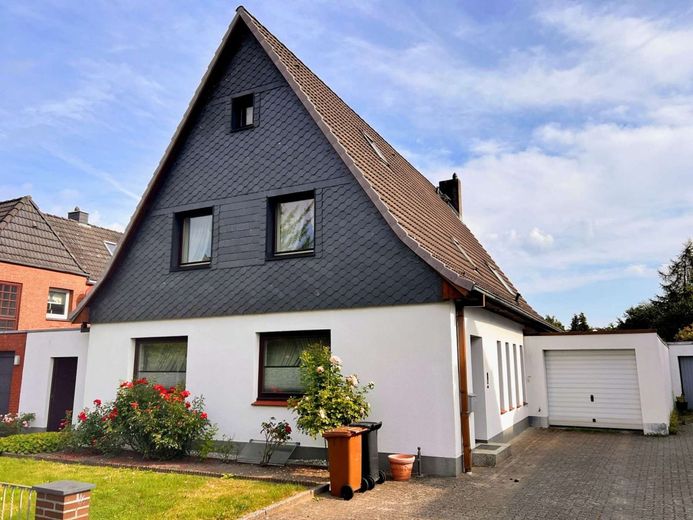 ***Wohnen in bester Lage - Geräumiges Einfamilienhaus mit großzügigen Garten*** – Titelbild