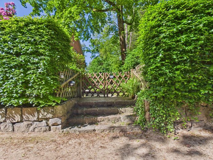 Lichtdurchflutete Dachgeschoss-Oase – Ruhe & Privatsphäre in Klein Flottbek – Grundstückseingang 
