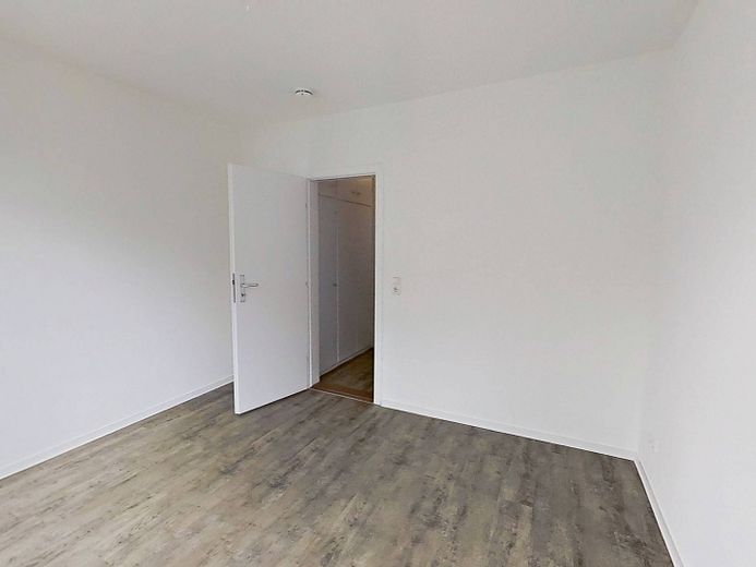 Große 3-Zi.-Whg. mit BALKON, EBK und viel Lichteinfall – Ansicht II: Schlafzimmer I