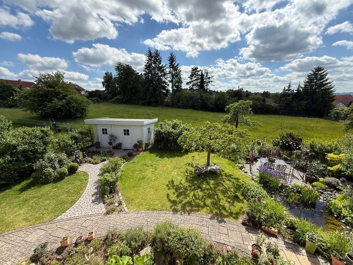Blick in Garten mit Gartenhaus