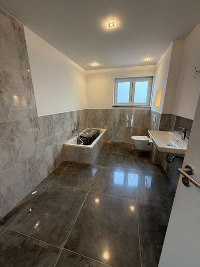 Großzügige 5-Zimmer-Neubauwohnung mit Einbauküche, Balkon und Stellplatz in Rodenbach – Foto 7