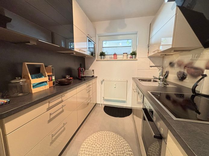 Gepflegte Hochglanzküche mit E