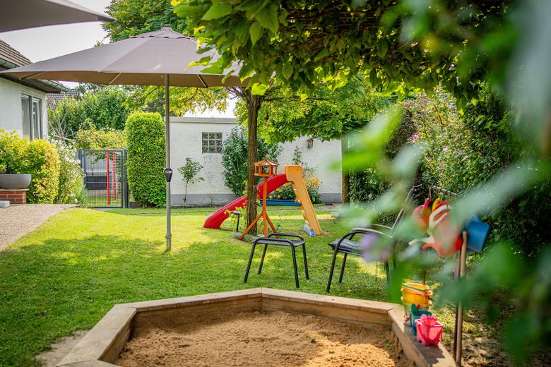 Freistehendes Familienhaus mit Traumgarten, Terrasse, Garage und viel Platz in Reinheim – Garten und Garage Südseite