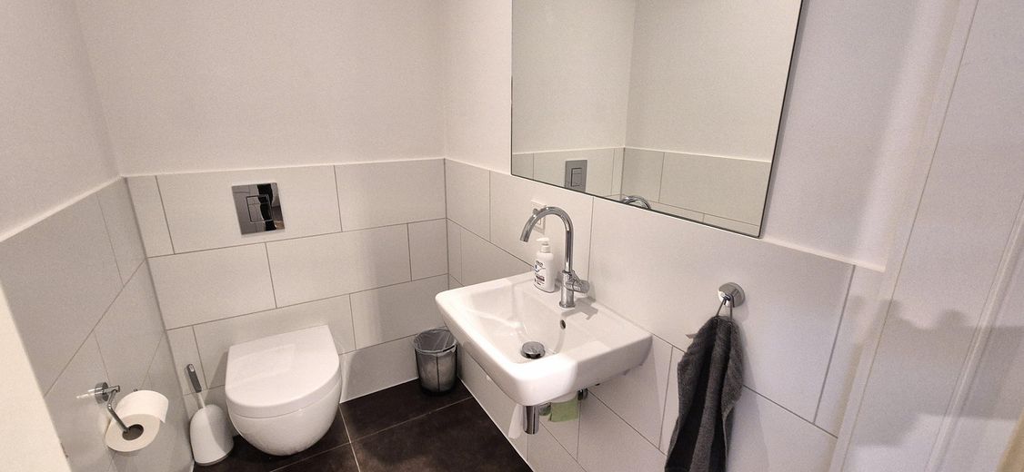 Un cadre de vie exclusif au bord de la Spree – Appartement meublé de 2 pièces (97m2) sur la presqu’île de Stralau – Gästebad/Guest Bathroom