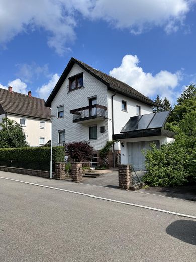 Freistehendes Zweifamilienhaus mit Garage und Gartenidylle – Hausansicht