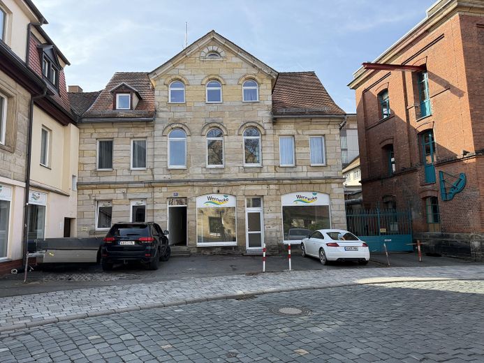 Attraktive Gewerbefläche in Bayreuth – große helle Fensterfront & separater Lagerraum – Ansicht Gebäude
