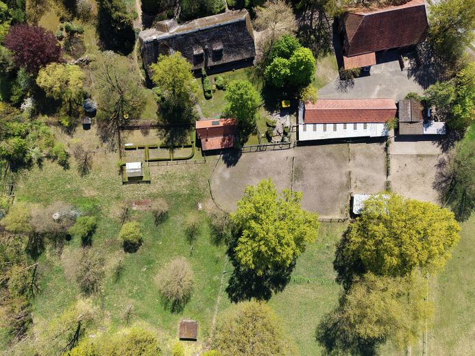 Exkl. Anwesen, Family-Office oder Pferdehof nur 64 km von Hamburg - max. bis 30 ha Eigenland möglich – Reitplatz und Stallungen