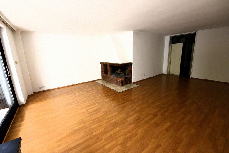 Großzügige 2-Zimmer Wohnung in Alsternähe zu vermieten – Wohnzimmer mit Kamin