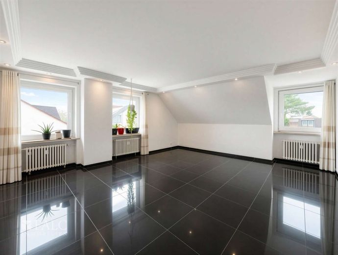 Bezugsfreie 3-Zimmer-DG-Wohnung mit ca. 95 m² in Kaarst-Holzbüttgen - ruhig gelegen &amp;  modernisiert – Wohnzimmer