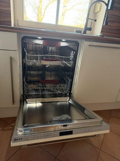Barrierefreie 3,5-Zimmer-Wohnung in Sasel – Südwest-Balkon, Aufzug Tiefgarage, 2 TG-Plätze – Küche/Neff/Geschirrspüler