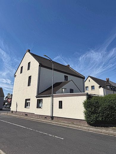 Nach WEG aufgeteiltes MFH, 4 Wohneinheiten, 2 vermietet, 1 frisch renoviert – Außenansicht