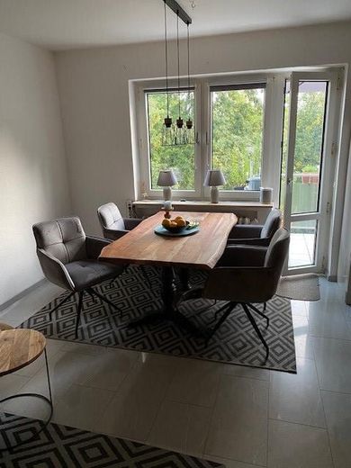 renovierte Wohnung mit Balkon und Blick ins Grüne – Wohnzimmer