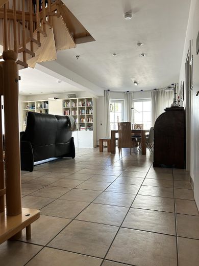 Güneşli güney bahçesi, ticari birimi ve çeşitli kullanım olanaklarıyla temsili villa – Eingang, Essbereich EG