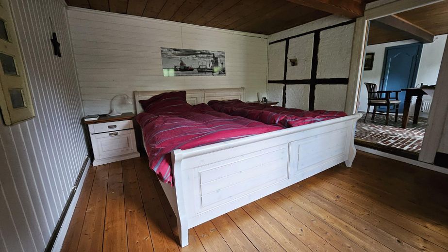 Da privato: casa storica modernizzata con tetto di paglia in posizione idilliaca – Schlafzimmer EG