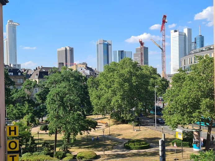 Sehr gut geschnittene Altbauwohnung in der Nähe vom Main und Baseler Platz – Blick auf Skyline