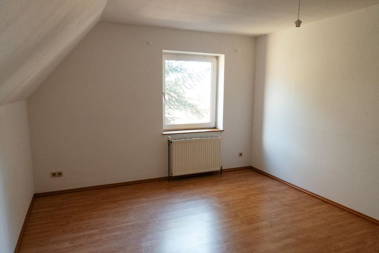 Provisionsfrei ins Familienglück: Traumhaftes Generationenhaus im Grünen mit viel Platz! – Schlafzimmer Obergeschoss