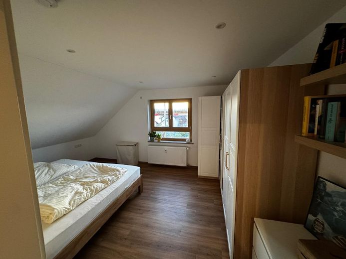 Mieszkanie dwupoziomowe z antresolą, ogrodem zimowym i widokiem na Walberla – Schlafzimmer