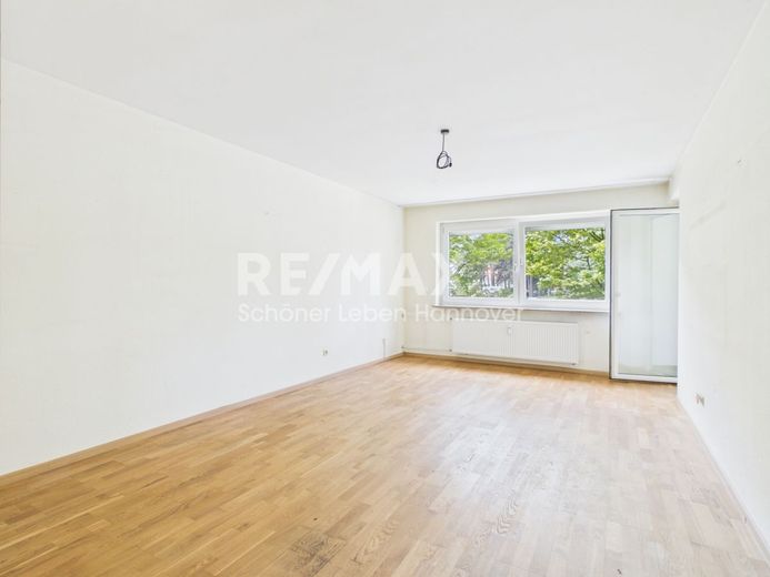 Renovierungsbedürftige 3- Zimmer Wohnung mit sonniger Loggia – Wohnzimmer