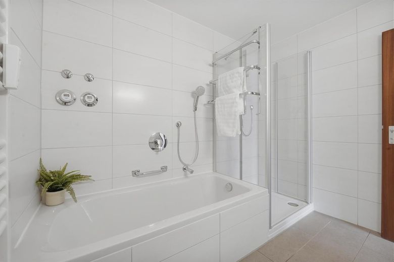 Renovierte 2,5-Zimmer-Wohnung mit Balkon, Einbauküche und Tiefgaragenstellplatz in Ostfildern – Bad