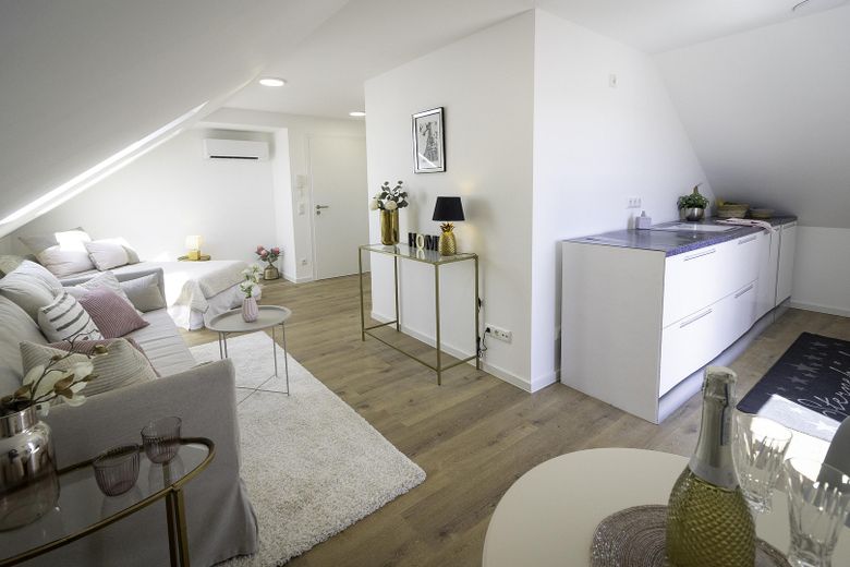 *Provisionsfrei**Neuwertig**Balkon**Klimaanlage**Dachgeschosswohnung 2. Obergeschoss Niederwerrn* – 1-Zimmer Wohnung